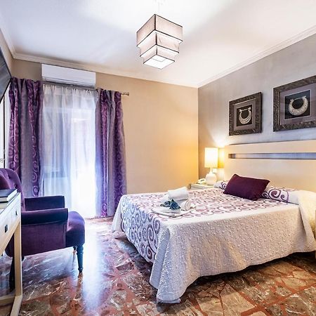 Hotel Gines Bagian luar foto