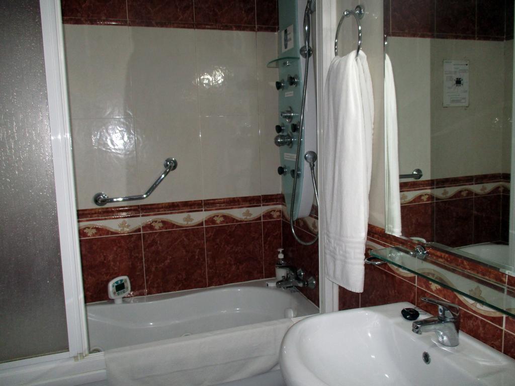 Hotel Gines Bagian luar foto